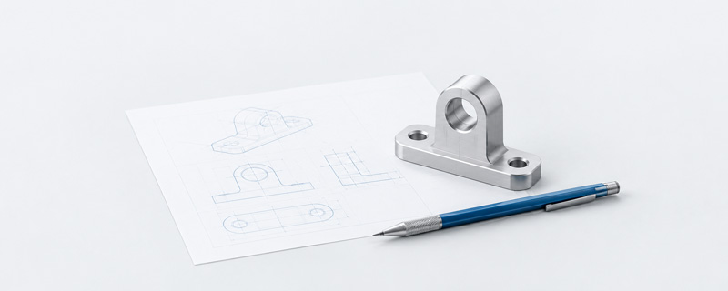 Dal progetto al prodotto – Mavintar Disegno tecnico, componente in metallo e portamine blu su fondo chiaro.